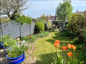 Pass the Keys Kings View - Mumbles townhouse with cottage garden